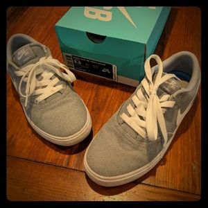 Barely worn Nike sneakers